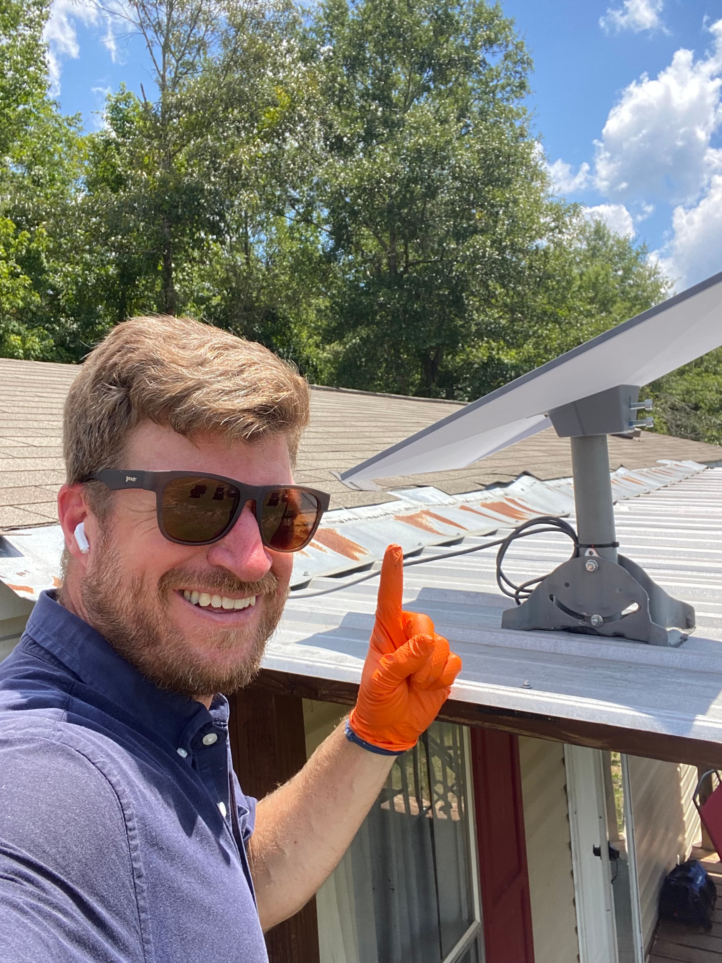Number one Starlink installer holding up a finger